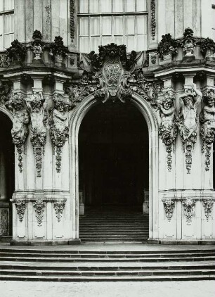 Dresden-Altstadt. Zwinger (1709/1728; M. D. Pöppelmann). Hermen am Wallpavillon aus der Werkstatt B. Permoser