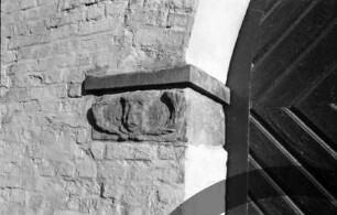 Gut Jersbek: Torhaus: Detailaufnahme: Torbogen: Kämpferstein mit Relief