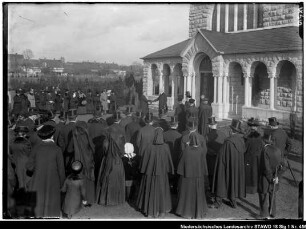 Einweihung der Martinskapelle (10.11.1917) Enthält: Eingang der Martinskapelle, Lindener Straße, am Hauptfriedhof mit Gemeinde