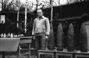 Breisach: Rheinwald bei Breisach; Kampfmittelbeseitigung, auf Tisch zusammengetragene Munition