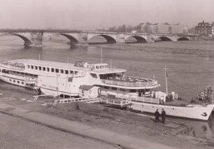Dresden. Dampferanlegestelle unterhalb der Brühlschen Terrasse mit Fahrgastschiff 'Ernst Thälmann'