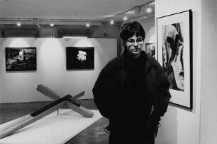 Die Fotografin Renate Zeun in einem Ausstellungsraum mit (ihren ?) Fotografien