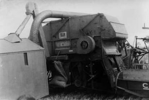 Mähdrescher mit angehängtem Kornsammelwagen
