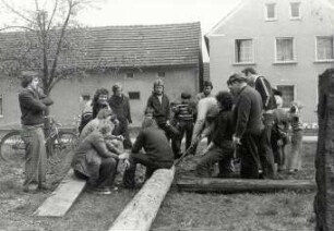 Maibaum in Spohla : Gesellschaftliche Volkskultur - Frühling. Ort: Spale / Spohla. Aufstellen des Maibaumes