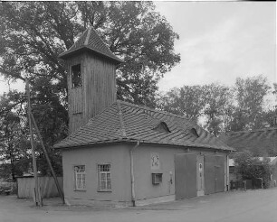 Großbothen (Kr.Grimma). Feuerwehr-Gerätehaus mit Steigerturm, Kirchstr. Straßenansicht