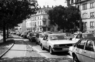 Freiburg i. Br.: Autokolonne in der Schwarzwaldstraße