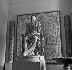 Sitzstatue der Minerva