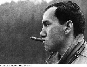 Achim Roth, ein Arbeitskollege des Fotografen an der Deutschen Hochschule für Filmkunst in Potsdam-Babelsberg, mit Zigarre