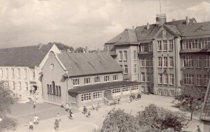 Lyzeum am Wall. Detmold. Blick auf das Hauptgebäude (Rückfront) und die Turnhalle. aus der Akte DT S 8 Nr. (??)