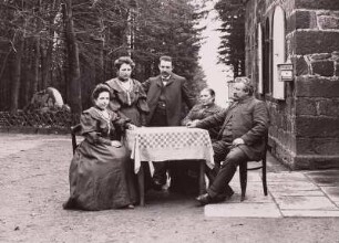 Berggasthof Czorneboh : Familie auf einem Ausflug vor der Berggaststätte auf dem Czorneboh