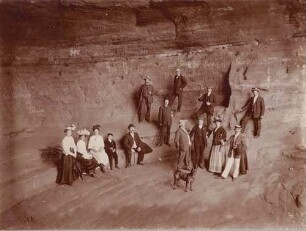 Besuchergruppe in der Genoveva Höhle