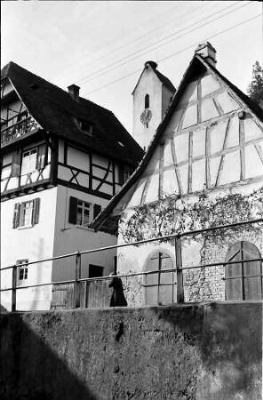 Opfingen: Straße mit gelben Fachwerkhaus vor der "Blume"