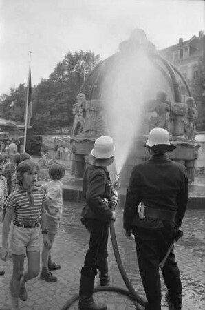 Säuberung des Brunnens auf dem Gutenbergplatz durch die Freiwillige Feuerwehr Mühlburg