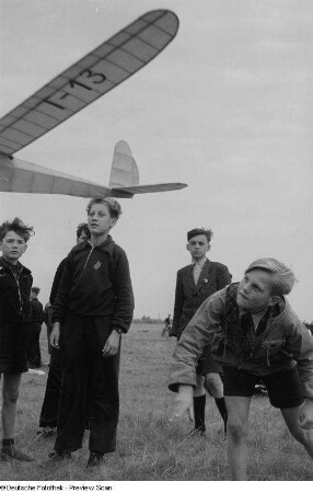 Junge beim Starten eines Modellflugzeuges