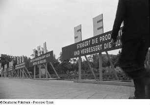 SED-Parteitagswerbung und Passanten