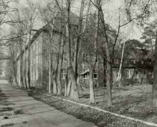 Dresden-Neustadt, Tannenstraße / östlich Hans-Oster-Straße. Ehemalige Kaserne der Sowjetarmee. Dienstgebäude