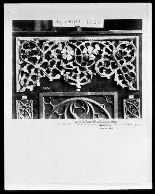 durchbrochenes Ornament mit Rankenwerk