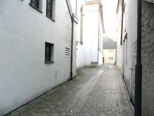Kirchhof im Norden nach Westen mit angrenzenden Häusern (Kirchhofmauer im 18 Jh abgetragen)