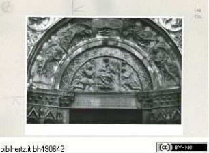 PortalanlageMadonna mit betenden Stiftern und Heiligen, betende Engel und die Taube des heiligen Geistes in der Archivolte - Dekor