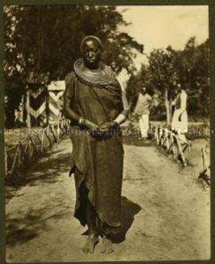 Massai-Frau auf einem Weg