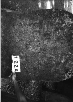 Grabstein 122 (Index: 100085222) Maße HxBxT: 135x88x10 cm Beschreibung: Stele, Rundbogenabschl. , Zahnfries, Schriftfeld eingetieft auf Vorderseite: Grabstein 122A