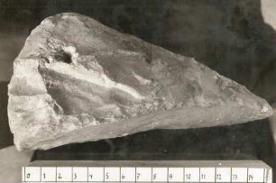 Faustkeil : Ansicht von der Seite, archäologischer Fund
