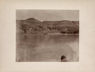 Auf dem Tigris : Blick auf den Tigris bei Hasankeyf. An den Ufern Felswände.