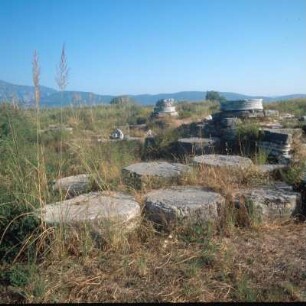 Samos. Rhoikos-Tempel. Heraion. Spiren und Innenkapitell vom Rhoikos-Tempel in den Fundamenten des spätarchaischen Hera-Tempels
