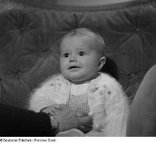 Porträt Baby mit Rassel