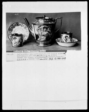 Kaffeeservice mit Darstellungen der Künste und Musen: Kaffeekanne mit Prosperité, Tassen mit Urania und Terpsichore