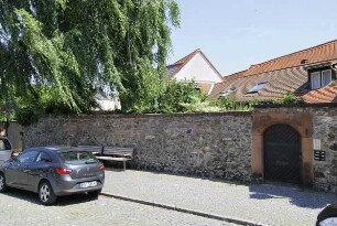 Hofmauer mit Einfahrt und Pforte; Oberursel, Marktplatz 2, Marktplatz 2a