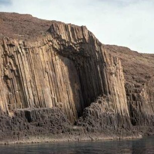 Milos. Basaltklippen der Glaronísia vor Milos