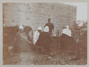 [Beim chan in el-bire [el bire]. Schwöbel, Dalman, Volz, Chalil, Eberhard, Eckehardt [Richard Eckardt?] Riedel]