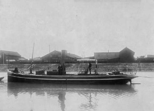 Altes dampfgetriebenes Schnellboot auf dem Main