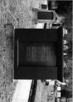 Grabstein 50 (Index: 100092795) Material: Granit Zustand: gut Maße HxBxT: 163x153x29 cm Beschreibung: aufgesockelte Stele mit Abdeckplatte, vertiefte Schriftplatte: Grabstein 50