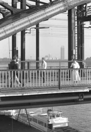 Köln: Vom Rheinkai unter Hohenzollernbrücke, stromabwärts