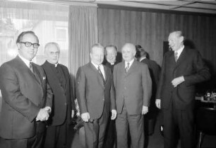 Freiburg: Katholische Akademie, Hauptteilnehmer von links nach rechts, Justizminister Dr. Schieler, Freiburg; Erzbischof Dr. Schäufele, Freiburg; Landesbischof Class, Stuttgart; Weihbischof Dr. Moser, Rottenburg, Landtagspräsident Camill Wurz, [evangelischer] Landesbischof Heidland, Karlsruhe