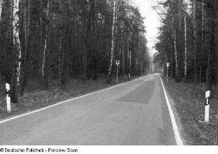 Straße mit Haltestelle