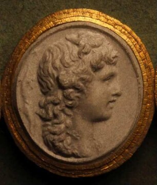 Profilkopf des Apollo, daneben der gefesselte Marsyas (Daktyliothek, Erstes Mythologisches Tausend)