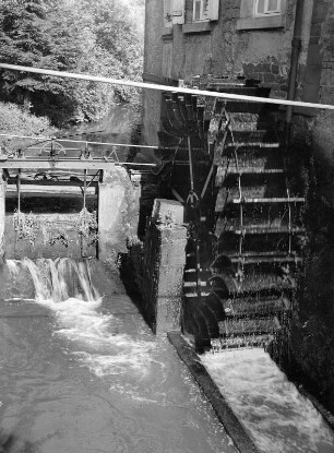 Rad einer Wassermühle im Pfälzer Wald