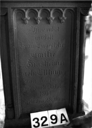 Grabstein 329 (Index: 100085193) Maße HxBxT: 180x56x30 cm Beschreibung: ädikulaart. St. m. Säulen, getreppt. Sockel, Rundbogenfries, eingezog. Rundbogenabschl.: Grabstein 329A