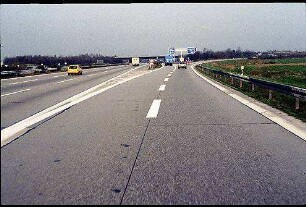 Einfahrt in Nebenfahrbahn Nord der A6 (Heilbronn Richtung Mannheim) von Hauptfahrbahn Nord der A6 (Heilbronn Richtung Mannheim)