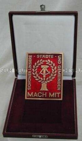 Plakette der Mach-mit-Bewegung, im Kasten