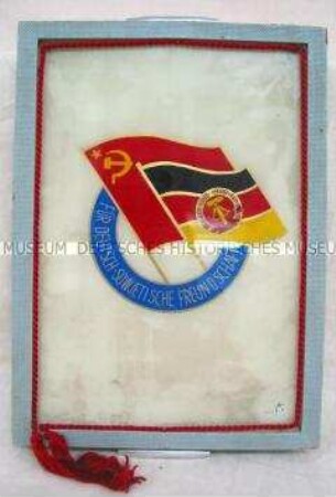 Wandbild mit Emblem der Gesellschaft für Deutsch-Sowjetische Freundschaft