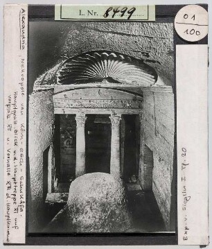 Alexandria: Nekropole von Kôm-esch-schukâfa, Hauptgrab, Blick von der Haupttreppe auf Vorplatz und Vorhalle der Hauptkammer