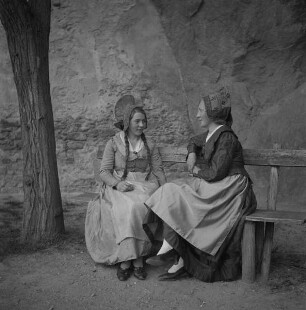 Junge Frauen in Wachauer Tracht