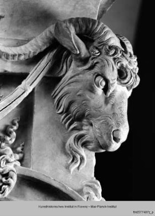 Sockel mit Statuennischen, Fruchtbarkeitsgöttinnen, Masken und Widderköpfen - Perseus, Detail: Sockel