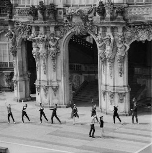 Zwinger Ballettprobe : Ballettprobe vor dem Wallpavillon im Dresdner Zwinger