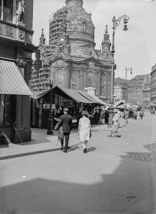Neumarkt, Blick zur Frauenkirche : Dresden, Neumarkt, Verkaufsstände und Frauenkirche von Südwesten