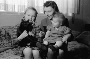 Bukarest: Familie Stenzel [Frau Stenzel und Töchter]